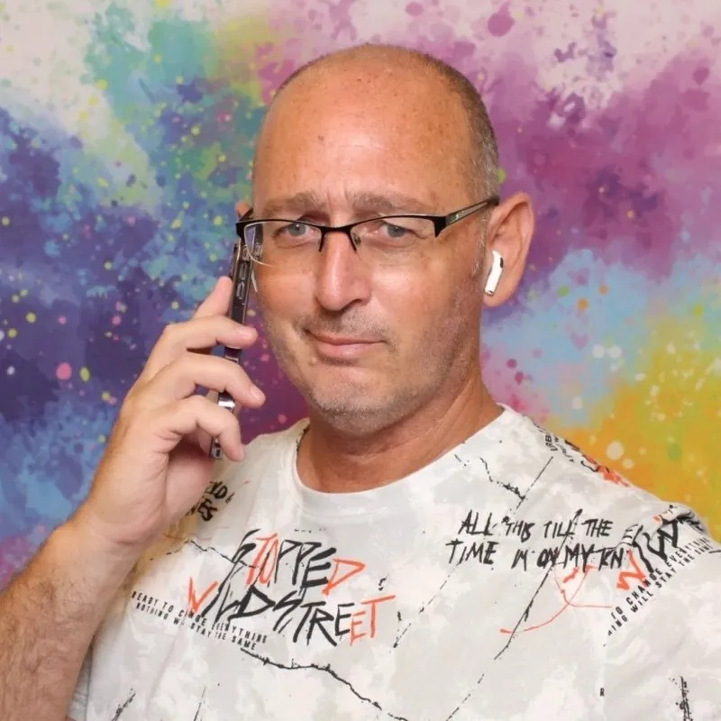 עמי חלפון משוחח בטלפון