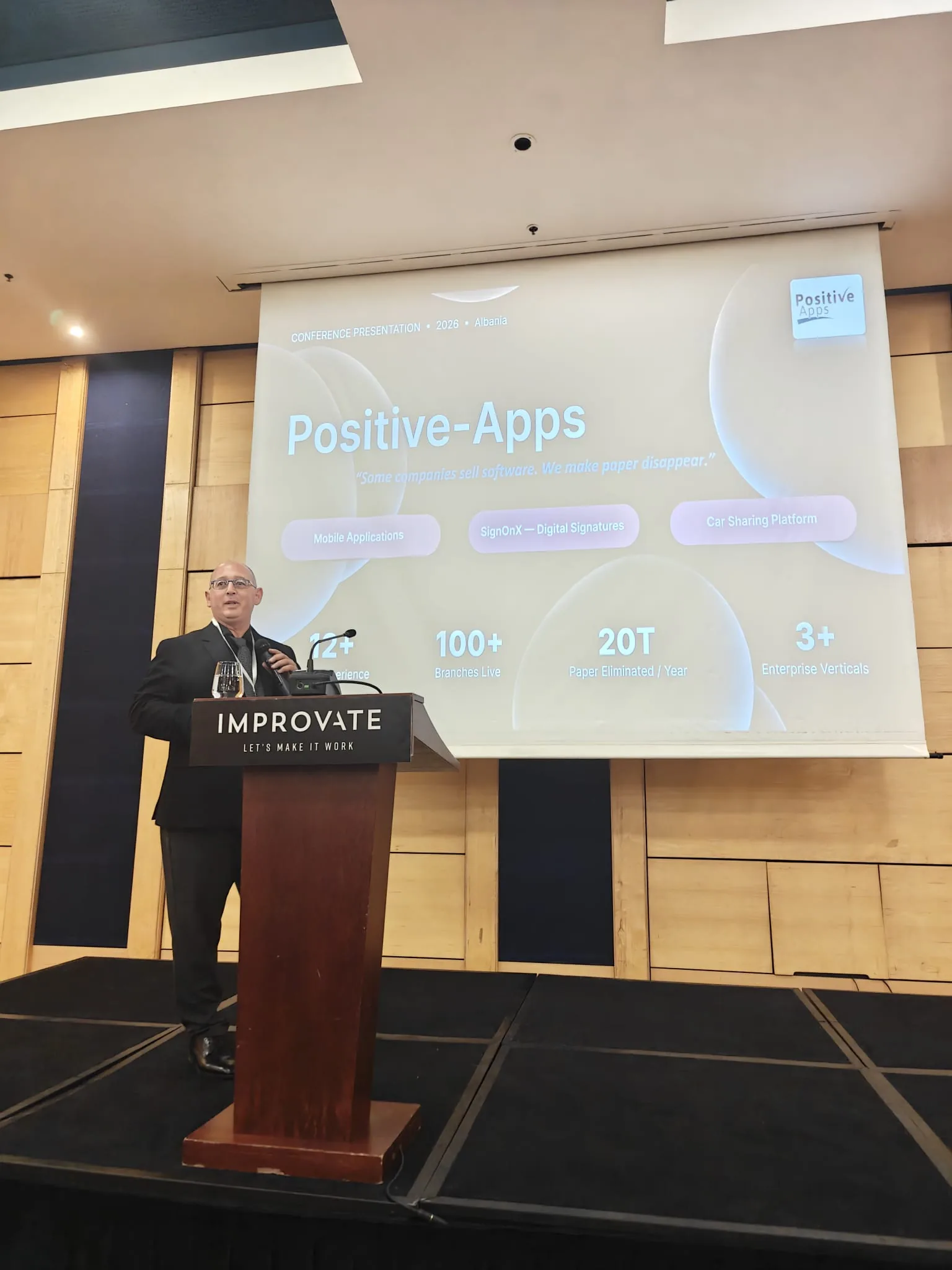 עמי חלפון מציג את Positive-Apps בכנס באלבניה