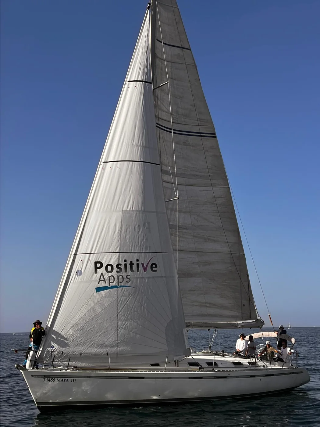 סירת מפרש עם הלוגו של Positive-Apps